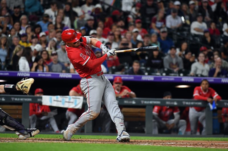 Mike Trout plays catch with fan who caught 400th career home run