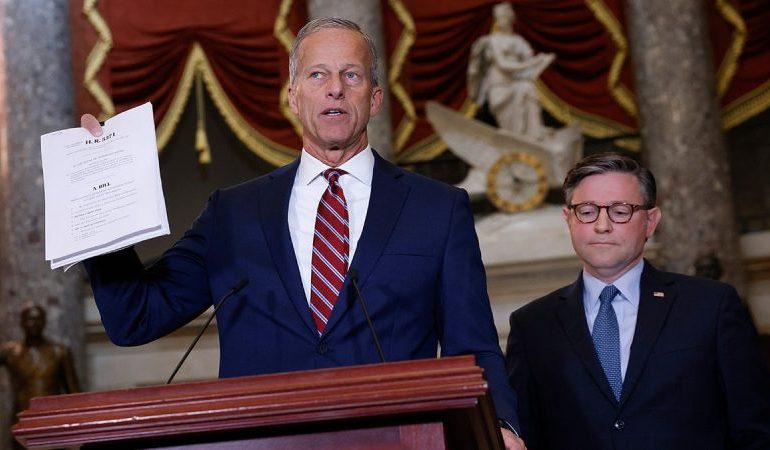  Mike Johnson shoots down Obamacare vote guarantee after Thune floats compromise in Senate